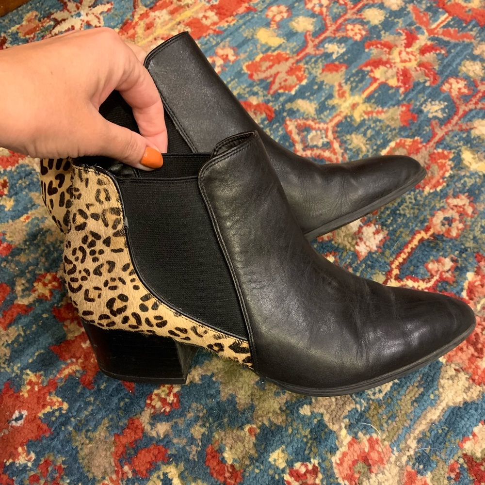 Chelsea boots with leopard bring detail